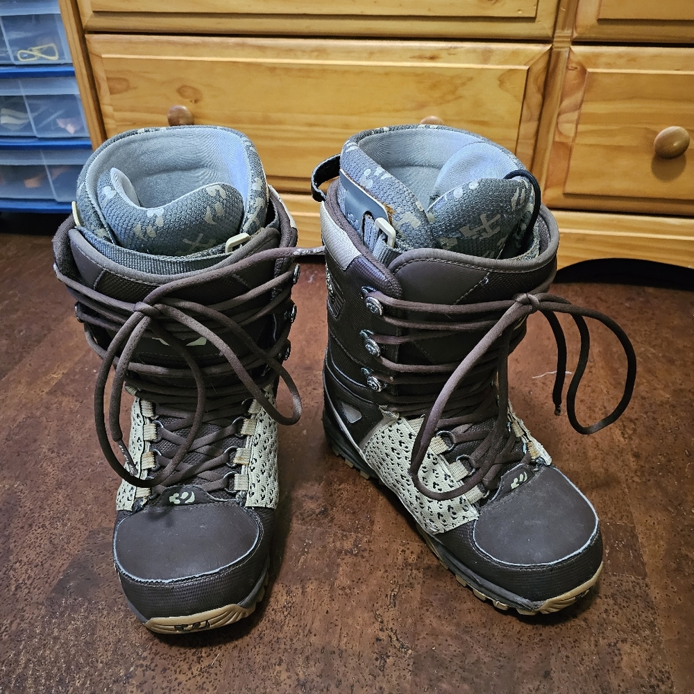 ThirtyTwo snowboarding boots. Mens 9.